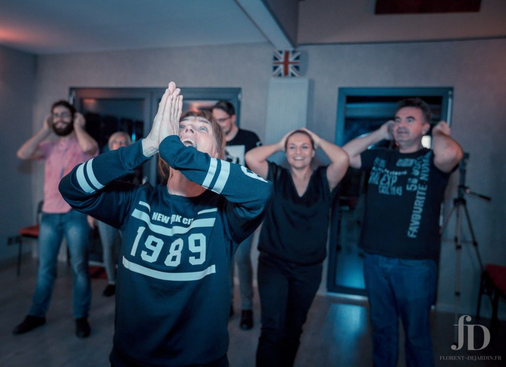 Exercice de respiration et de présence en atelier de danse, travail collectif sur l’ancrage et l’expression corporelle.