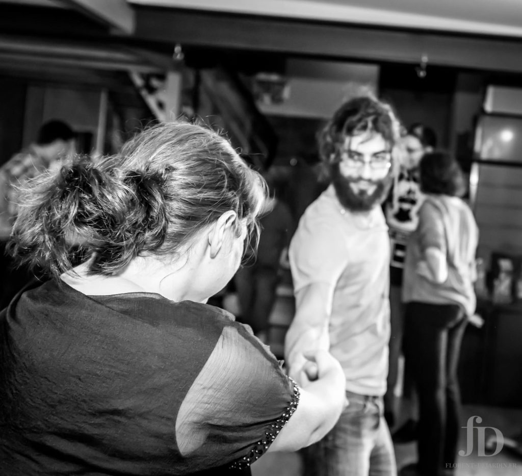 Connexion en danse en couple, travail d’écoute et d’intelligence relationnelle entre partenaires.