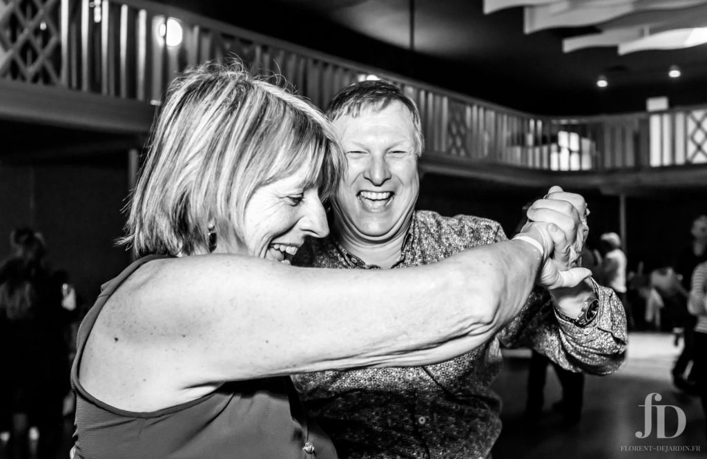 Cours de salsa niveau 1 chez Urban Casino, débutants en salsa cubaine apprenant les bases dans une ambiance conviviale.