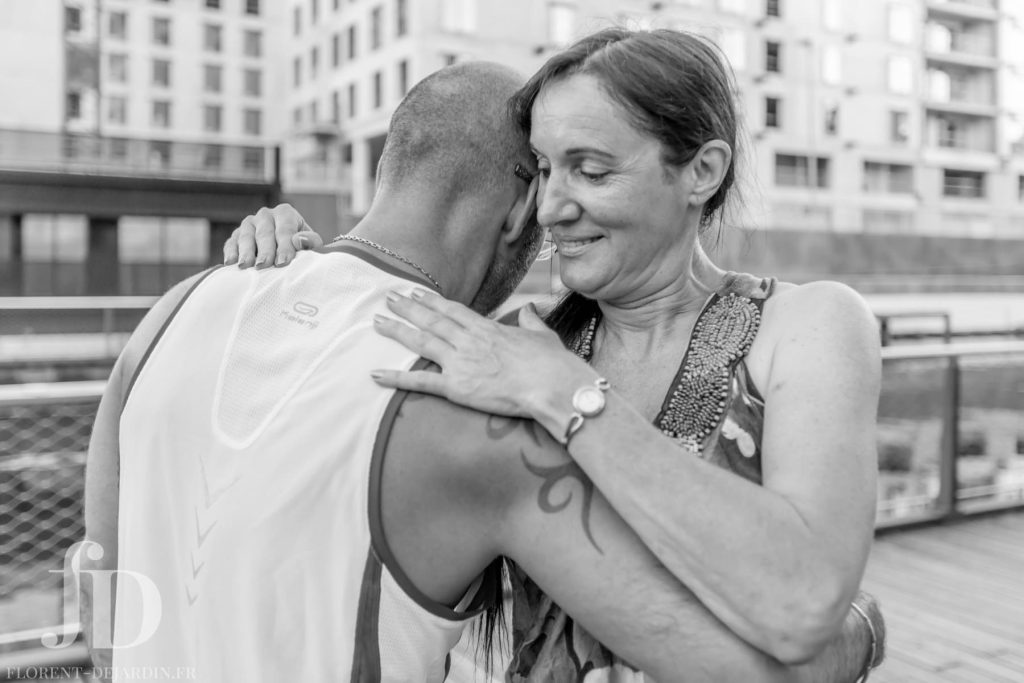 Danse en extérieur illustrant la musicalité et la connexion, partenaires à l’écoute des accents et des nuances de la musique.