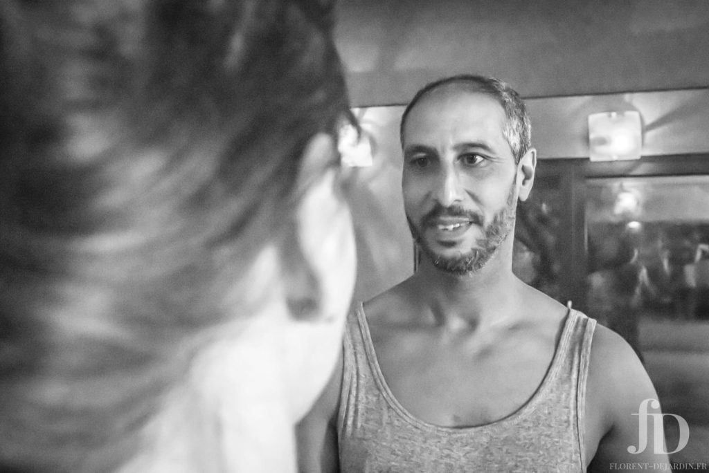 Cours particulier de danse en noir et blanc, travail de connexion et d’écoute entre professeur et élève en coaching individuel.