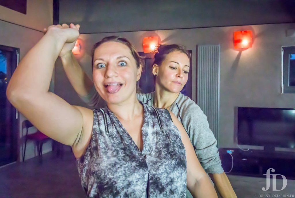 Travail de musicalité en danse, expression spontanée et écoute des accents et silences de la musique.